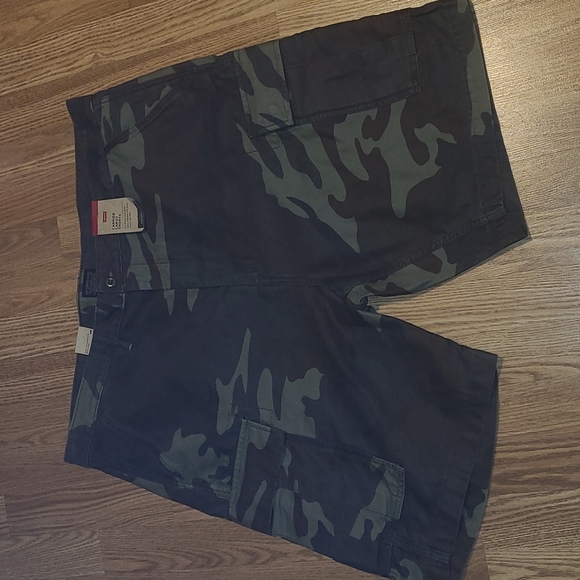 Levi's Other - New Levi's Camouflage Cargo shorts size 42